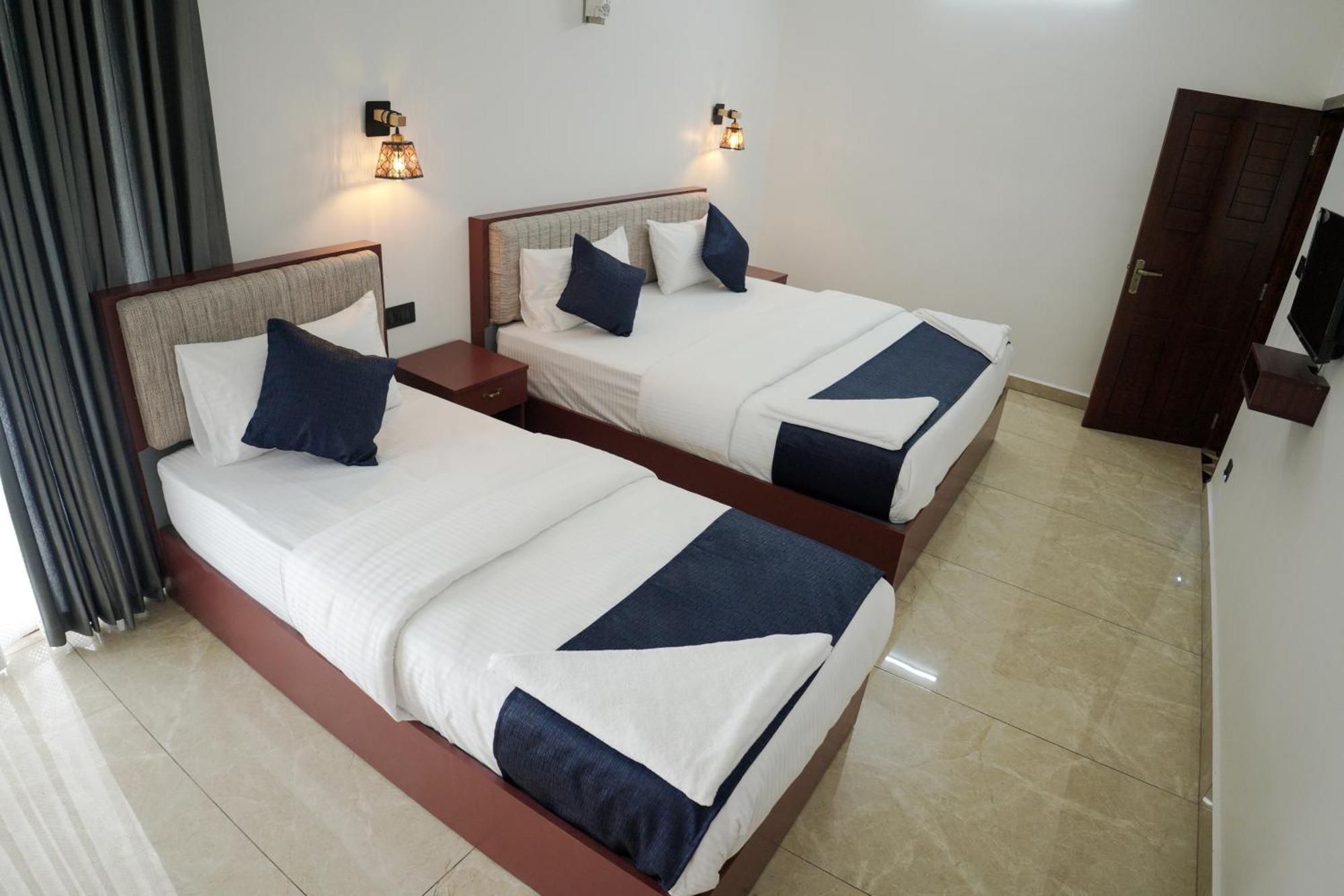 Teak And Lake Homestay Thekkady Bagian luar foto