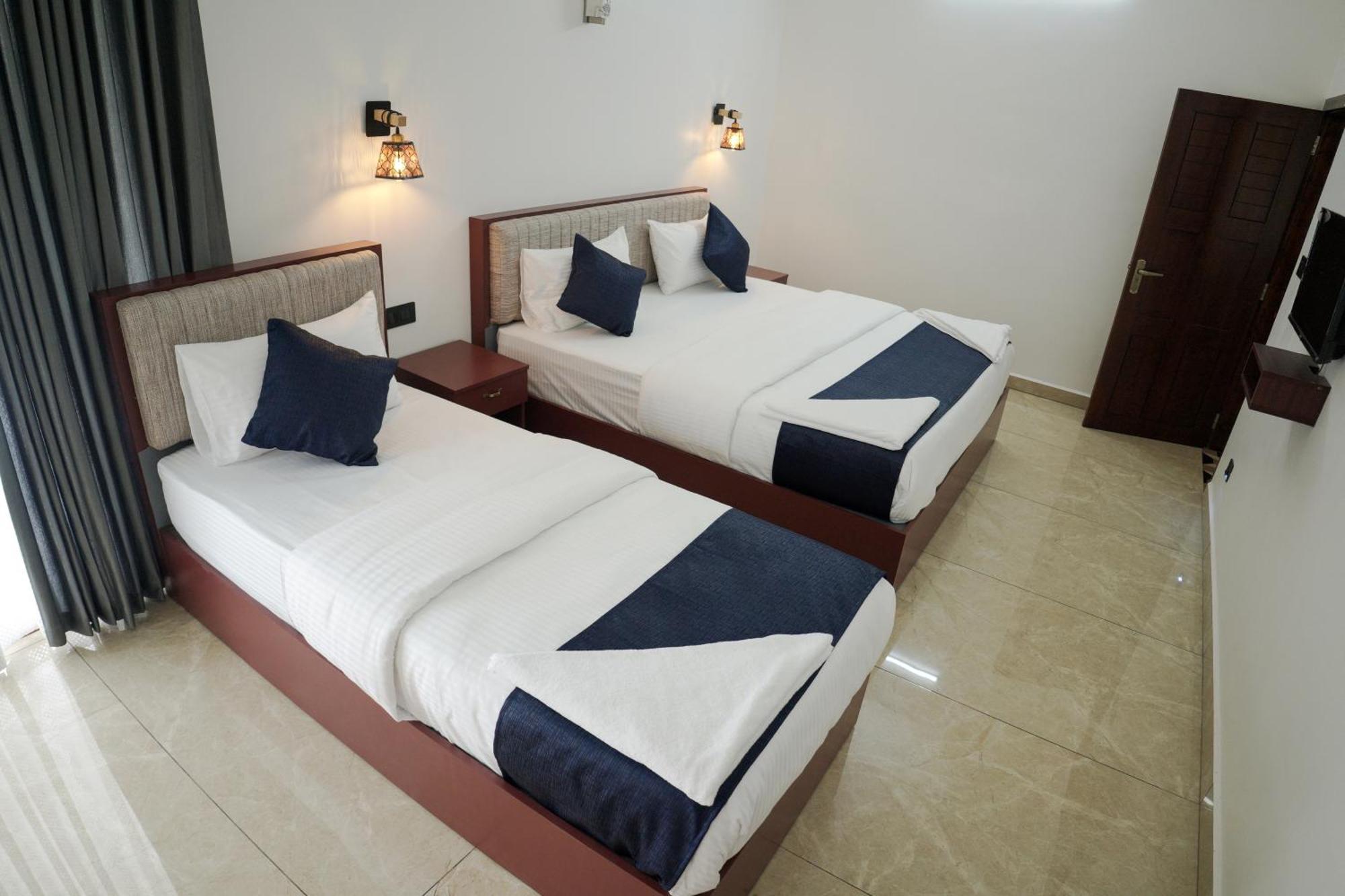 Teak And Lake Homestay Thekkady Bagian luar foto